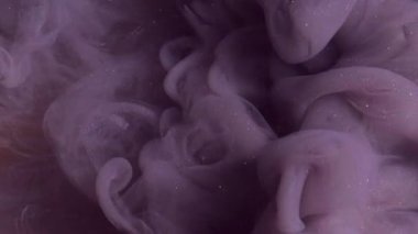 Duman dokusunu karıştır. Sis sıvısını boya. Odaklanamayan mor renkli sis soyut altın sanat arka planına mürekkep dumanı sıçratıyor..