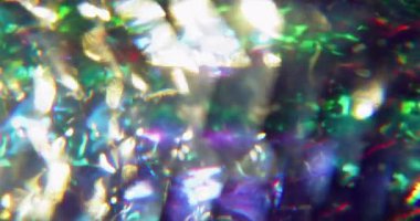 Işık yansıması. Bulanık kristal gökkuşağı. Odaklanmamış yeşil mor renkli spektrum mercek soyut arkaplanda yanıp sönüyor.