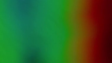 Bulanık arka plan. Holografik etki. Odaksız sızıntı. Çok renkli yeşil ışınlar. Gökkuşağı, soyut sanat ışığı üzerinde parlak bir ışık yansıması oluşturur..