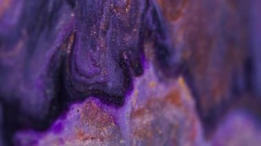 Köpüklü sıvı. Islak mürekkep. Odaklanamayan mor renkli ışıltılı akış mermer desen parlak parçacıklar soyut bulanık bokeh ışık sanat arka planında hareket ediyorlar.