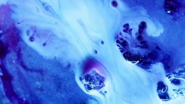 Mürekkep sızıntısı. Parlayan akıntı. İki püskürtücü mor sıvı boya renkli parlak yüzeyin üzerine dökülmüş. Suluboya çözünmüş parlak düzensiz dokunun üzerine dökülüyor.