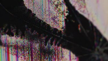 Gürültülü objeler. Parçalanmış ekran. Matris arızası çatlak çatırtı deformasyon yüzeyi ve ölü siyah bölge pikselleri. Kötü kalite kanal dijital gürültüyü kapatır.