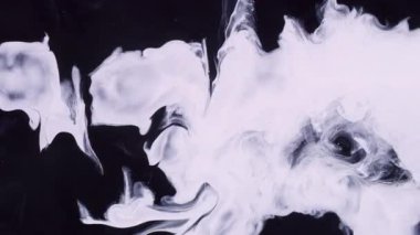 Boya sıvısı. Beyaz mürekkep. Karanlık yüzeyde kaotik hareketli akıntılar var. Karşıt sanat dalgasıyla karışık soyut dağınık doku arkaplanı.