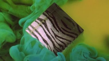 Boya sıvısı. Renkli duman bulutu. Odaklanmamış yeşil duman kübü sisi soyut desenli sanat arka planına boya mürekkebi dokusu sıçratır.