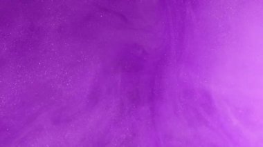Işıl ışıl parlıyor. Sihirli duman. Odaklanmamış mor renkli bulutlar soyut sanat ışığı arka planında parlayan sisli boya mürekkep dokusu buharı sis akışı.