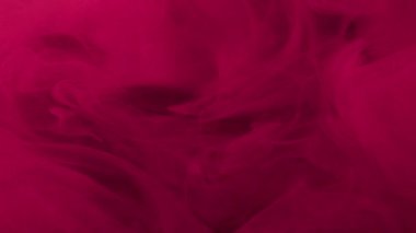 Sis sıvısı. Magenta sigara içiyor. Renkli dalgalı gizemli akışın havadar örtüsü. Yumuşak karışımlı fantezi dokusu soyut arkaplana dökülen pembe boya..