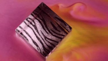 Su boyası küpü. Zebra desenli sanat. Soyut arkaplanda çözünmüş sarı mor çok renkli duman dumanı dumanı..