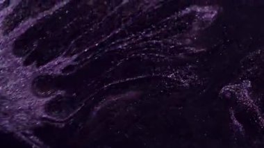 Mürekkep lekesi. Grunge patlaması. Koyu menekşe emülsiyon akışı garip bir şekilde sanat olarak su dokusu cila parçacıkları uzayı soyut arkaplan döküyor.