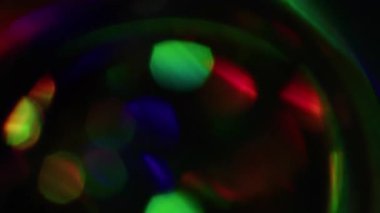 Bokeh ışığı. Bulanık renkli arka plan. Odaksız sızıntı. Sarı ışınlar. Gökkuşağı yanıp sönüyor..