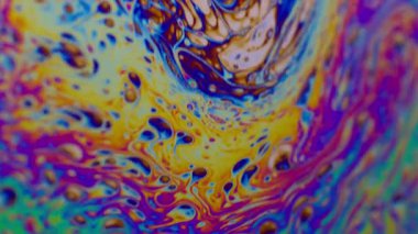 Yağlı boya damlacıkları. Kabarcık boyası. Odaklanamayan mor yeşil yağ sıvı gökkuşağı eğrisi koyu siyah bulanık ışık soyut sanat arka planında akrilik kaygan.