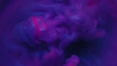 Duman parçacıkları. Suluboya mürekkep. Kasvetli mor mor mavi parıldayan bulut akıntısı sanat sıvısında. Atmosferik soyut su neon rengi çözünmüş doku.