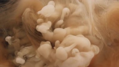 Sis rengi. Sıvı mürekkep. Odaklanamayan sarı buhar dokusu ruhani dalga su akışı soyut yaratıcı sanat kara fon üzerinde yüzüyor..