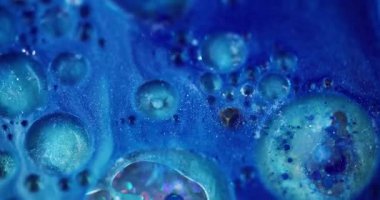 Kozmik ışıltı. Sihirli mavi. Renkli akış sıvısı parıldayan yağ boya dokusu soyut bulanık bokeh ışık sanat arka planında hareket ediyor.