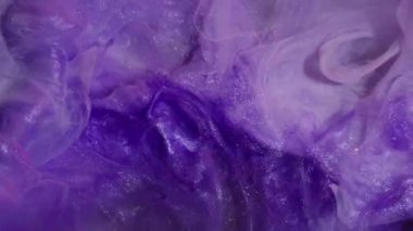 Sis sıçraması. Boya patlıyor. Beyaz mat mor parıldayan mürekkep dumanı koyu suya karışıyor. Soyut arkaplan parçacıkları kırık cam ampul.