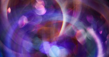 Odaklanamayan tatil titreşimi. Parlak halkalar. Renkli mor ışıldayan parçacıklar soyut Bokeh ışığı üzerinde parıldayan mercek hareketi bulanık modern arkaplan.