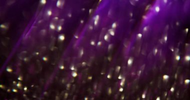 Parıldayan göz kırpması. Odaklanamayan enerji geometrisi. Pırıl pırıl mor eflatun, çok renkli mercek koyu siyah, bulanık, aydınlık, soyut arka planda yanıp sönüyor..