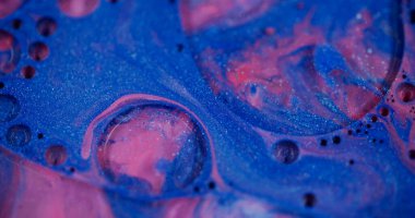 Işıl ışıl akıyor. Odaklanmamış köpük dokusu. Yanıp sönen mavi renkli su kabarcıkları bulanık bokeh ışığını açıyor modern arka plan.