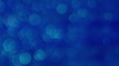 Bulanık parıltı. Yanıp sönen mavi. Dekoratif şenlik arka planında renk alevi parçacıkları parıldayan ışıldayan ışınlar hassas atmosfer.