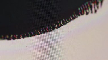 Grunge gösterisi. Kırık LCD. Dalgalı, kumlu yüzey arızalı monitöre siyah boya yayıyor. Yayın görüntüsü hasarı artıyor.