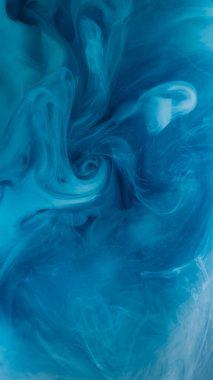 Ruhsal buhar. Arkaplanı boya. Odaklanamayan mavi sis dokusu kimyasal sıvı duman patlaması soyut sanatta dönen suyu karıştırıyor.