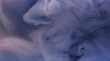 Duman boyası. Fış sanatı. Soyut koyu siyah arkaplan üzerinde yüzen su akışkan patlamada çözünmüş mavi renk karışım sıvı mürekkep dokusu.