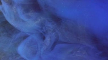 Parlak sis. Gizemli sis. Odaklanmamış mavi renk bulutu dumanı köpüren duman soyut sanat ışığı arka planında boya mürekkebi dokusu.