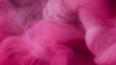 Sis patlaması. Pembe duman. Kabarık bulut akıntısı eflatun rengini rüyadaki girdap gibi karıştırır. Havai kıvrımlı boya rengi gizemli örtülü sisli su soyut arkaplan dokusuyla.