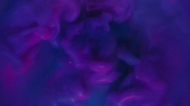 Parlayan duman. Duman patladı. Mor mor neon sis sanat sıvısında akıyor. Fantezi boya yüzeyi soyut su arkaplanı bulanıklığı.