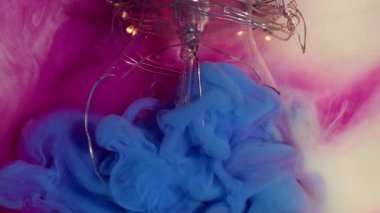 Mistik mürekkep. Renkli duman. Duman sanatı mavisi pembe mürekkep sıvısı soyut arkaplan suyunu eski cam ampullerle yayar..