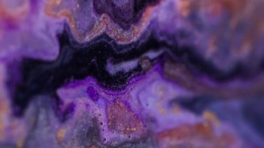 Görüntü sıçraması. Boya girdabı. Odaklanmamış çok renkli mor ışıltılı ışıltılı parlak akış mermer desen parlak parçacıklar soyut bokeh ışık sanat arka planında hareket ediyorlar.