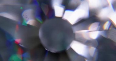 Gökkuşağı topu ışığı. Bulanık parıltı dokusu. Odaklanmamış yeşil kırmızı çok renkli lens parıltısı soyut arkaplanda hareket ediyor.