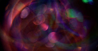 Odaklanmamış yuvarlak parıltı. Fişekleri karıştır. Parlak mor renk parçacıkları Bokeh efektli bulanık arkaplan üzerinde lens flaş hareketi.
