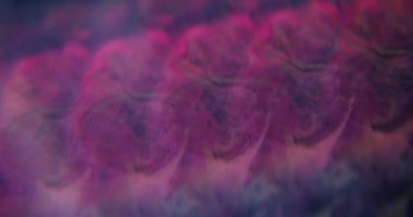 Mor yansıma. Odaklanamayan noktalar. Leylak rengi yanıp sönen boya suyu bulanık soyut bokeh aydınlık modern arkaplanı açıyor..