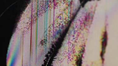 Yayın hasarı. Grunge ekranı. Kırık cam dokusu arızalı ekran yüzeyi ile örtülmüş. Analog teknolojisi arızası: Odaklanamayan kanal rengi.