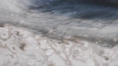 Boya dökülüyor. Boya sıçraması. Beyaz sıvı top damlası grunge akrilik dokusuna düşer. Su sıçratma gri pigmenti çözünmüş soyut arkaplan.