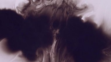 Siyah leke. Mürekkep damlası. Tek renkli bulanık boya, sıçrayan dağınık soyut arkaplan. Kimyasal reaksiyon kirli sıvı leke beyaz yüzey.