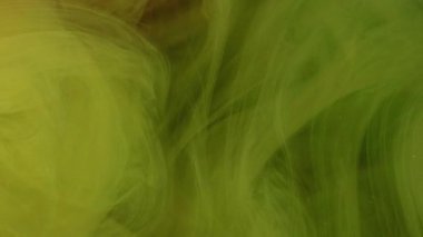 Çok renkli bir sis. Sanat dumanı. Suda sallanan yeşil boyalı zarif kıvırcık duvaklar. Rahatlatıcı hipnotik atmosfer soyut arkaplan girdabı.