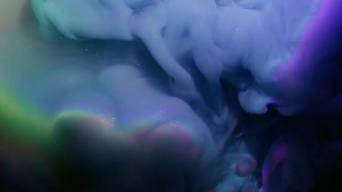 Sis dalgası. Işıldayan sıvı. Lens ışığı arka planında mavi menekşe boya dumanı sanatsal harmanlama tonu. Odaklanamayan soyut ışıltı dokusu.