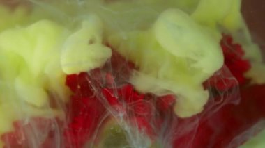 Dalga sisi. Karanfil dumanı. Çiçek dokusunda sarı renk pürüzsüz sisli boya. Kırmızı taç yaprağı soyut arka plan su pigmenti..