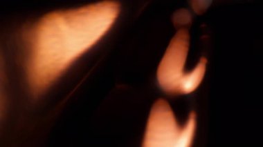 Soyut ışıltı. Odaklanamayan parıltı. Işıldayan ışıldayan görkemli mercek altın sarısı parıldayan parıltılar sanatın karanlık arka planında parıldıyor..