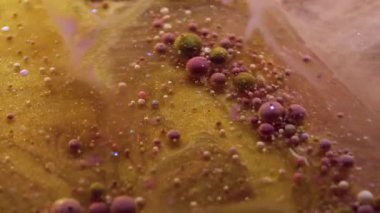 Boya sisi. Kabarcık mürekkebi. Altın parıldayan sarı mermer akıntısı şeffaf yağ bulanıklığı suyunda. Lüks nem sanatı soyut arkaplan.