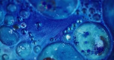 Parlak kabarcıklar. Odaklanamayan yaratıcı mavi. Renkli parıldayan mürekkep dokusu bulanık soyut bokeh aydınlık modern arkaplanda hareket ediyor.