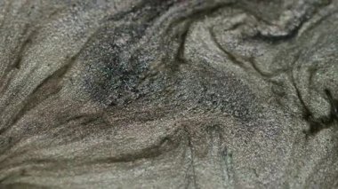 Pigment karışımı. Lüks boya. Kıymetli sıvı toz gümüş gri sanat yüzey parçacıkları dökülür. Soyut birleştirme akışları kara delik bulanık arkaplan.