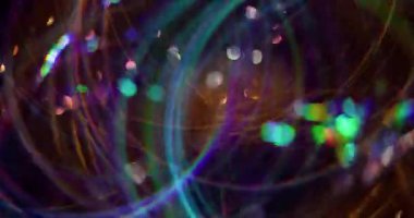 Bulanık daireler. Odaklanamayan parlak maytap. Soyut Bokeh hafif arkaplan üzerinde hareket eden yeşil renkli parlayan parçacıklar mercek alevi.