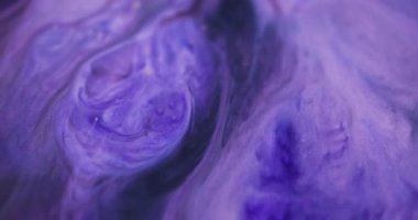 Mürekkep sanatı. Çözülmüş mermer boya. Mor yanıp sönen parlak dumanlı boya dokusu bulanık, aydınlık, modern arka planı açıyor..