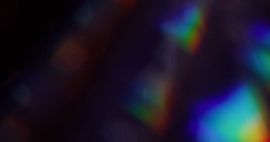 Parlak doku. Bulanık gökkuşağı. Soyut koyu siyah sanat arka planında sönük mavi yeşil renkli göz kamaştırıcı parıltı.