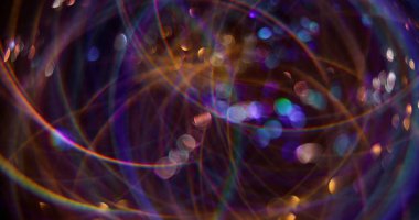 Kaleydoskop ışınları. Odaklanmış ışık fişekleri. Parlak mor renk parçacıkları Bokeh efektli bulanık arkaplan üzerinde lens flaş hareketi.