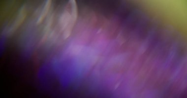 Odaklanmamış parlaklık. Tozlu soyut. Çekici mor renkli sıvı sıvı güzel mercek Bokeh hafif modern arka planda parıldıyor.