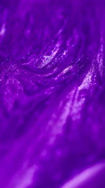 Dikey video. Parlak sıvı dokusu. Boya akışı. Odaklanmamış neon rengi parıldayan mürekkep lekesi dalga hareketi soyut sanat arkaplanı.