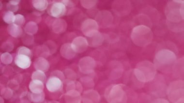 Bokeh akışı. Zarif sim. Açık pembe renklerin dekoratif çözünmüş ışıltısı. Mutlu gün ışığı pastel renkleri ışıl ışıl şenlik arkaplanı.